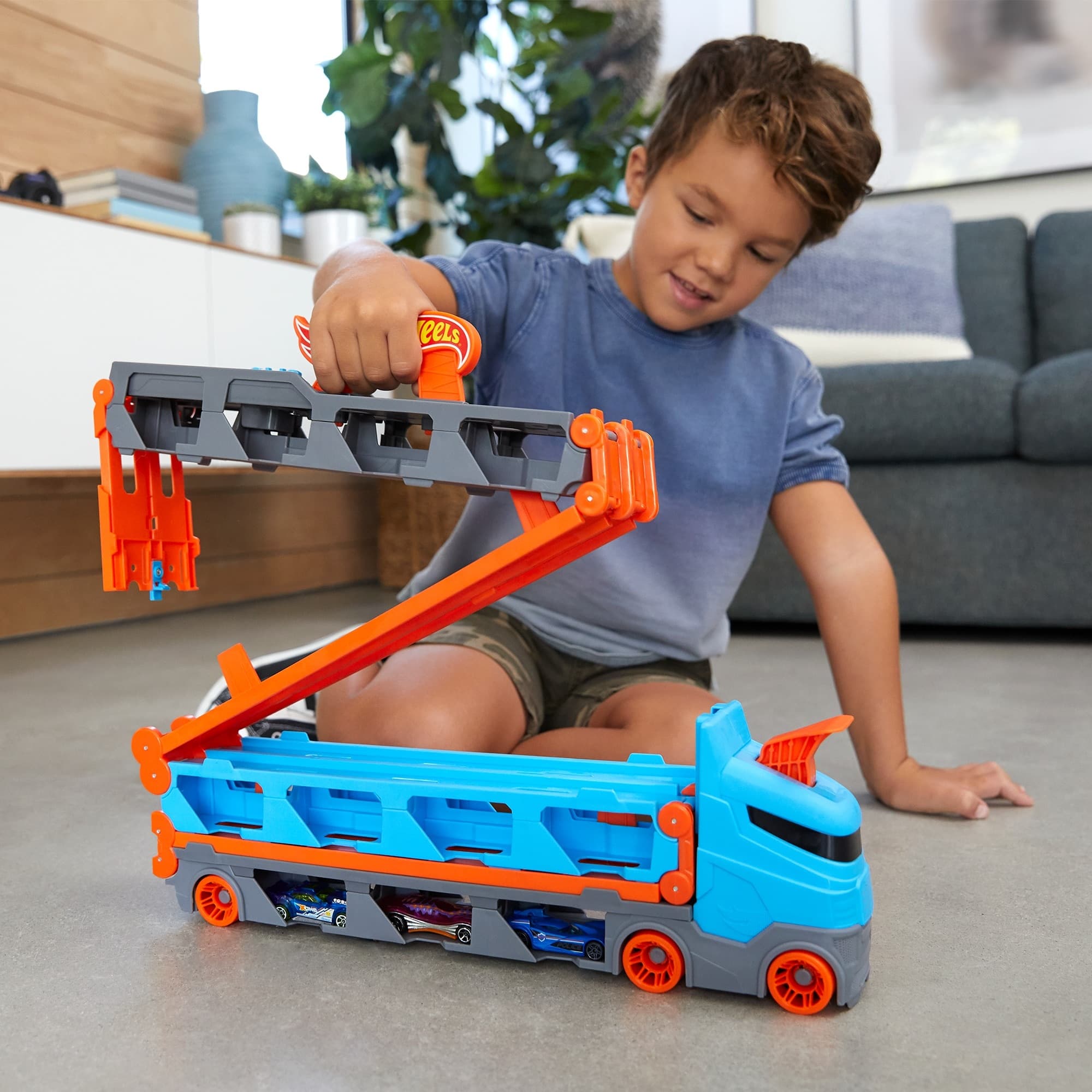 Hot Wheels Camión de transporte convertible en pista para coches de juguete - Image 8