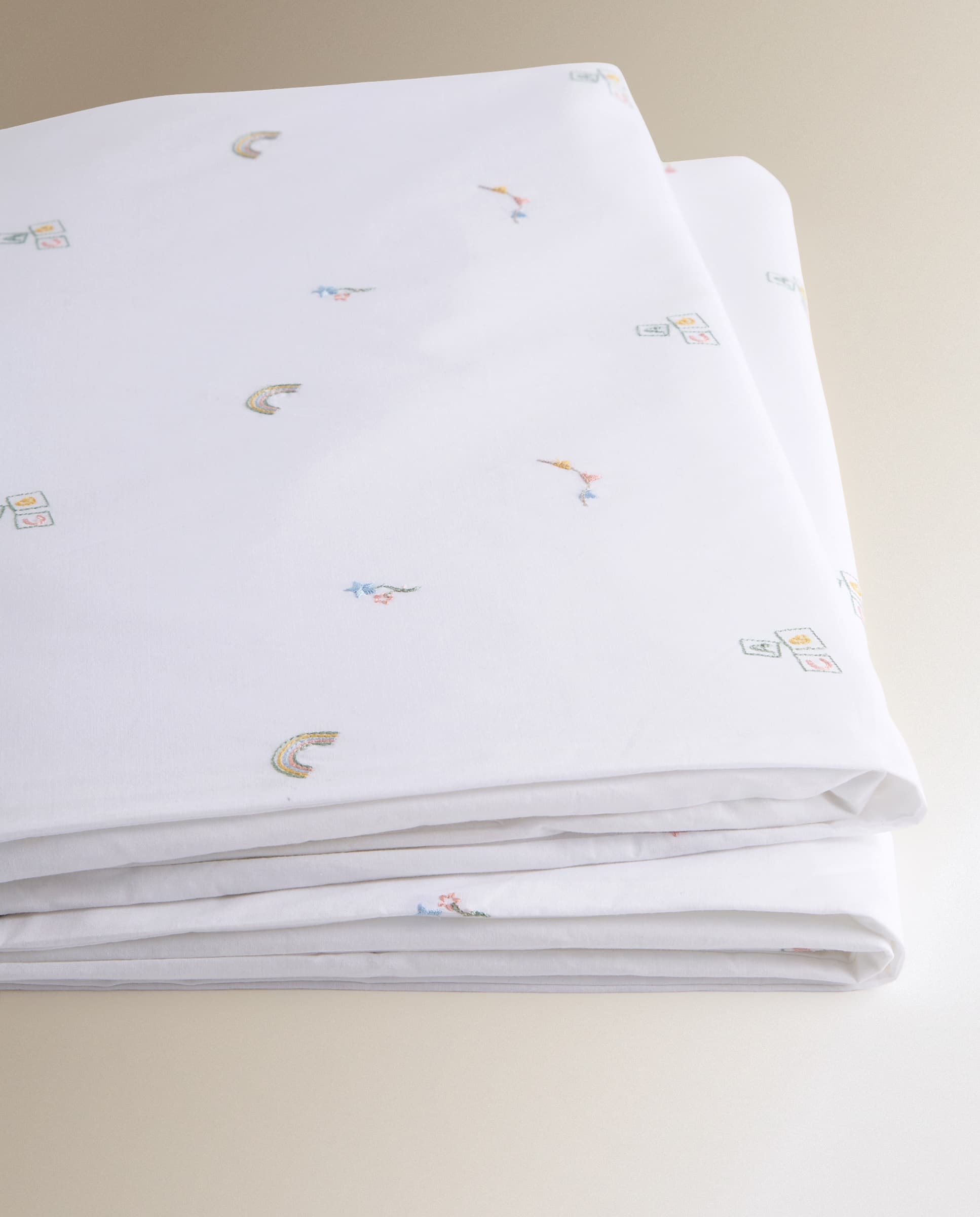 Cotton Juice Baby Home - Edredón Relleno Cotton Juice Baby Home Clasico desenfundable bordado alta canastilla.