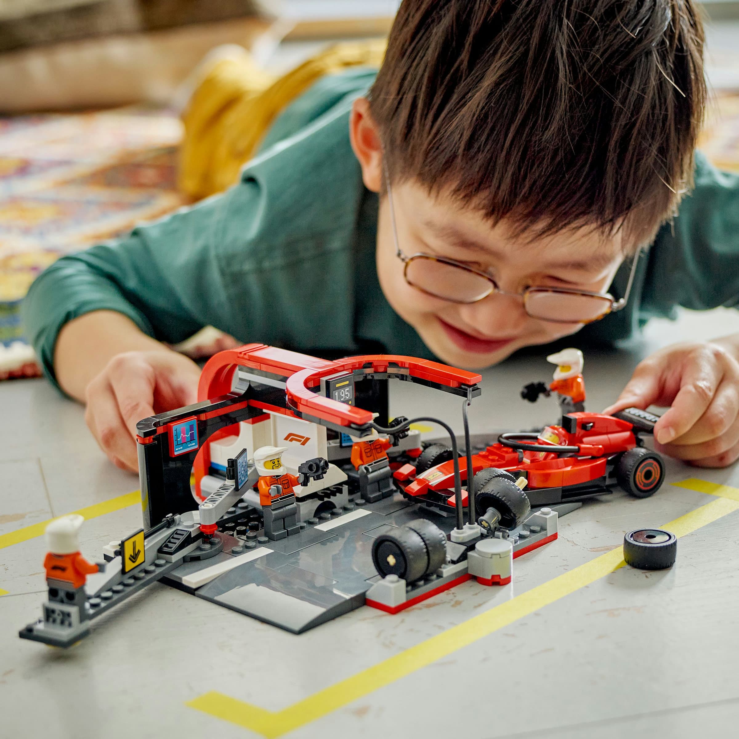 Juego de construcción Parada en Boxes de F1® y Equipo de Mecánicos con Coche Ferrari LEGO City - 60443 - Image 2