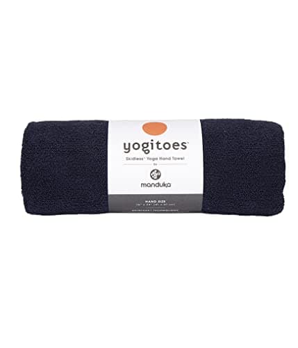 Manduka Yogitoes Serviette de Yoga pour Tapis, antidérapante et à séchage Rapide pour Le Yoga Chaud avec Fond en Caoutchouc à Pois antidérapants, Fine et légère, 40,6 x 61 cm, Minuit - Image 6