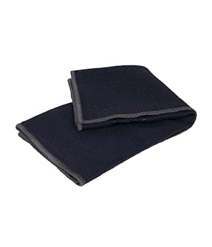 Manduka Yogitoes Serviette de Yoga pour Tapis, antidérapante et à séchage Rapide pour Le Yoga Chaud avec Fond en Caoutchouc à Pois antidérapants, Fine et légère, 40,6 x 61 cm, Minuit - Image 2