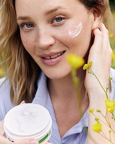 NIVEA Crème hydratante douce et rafraîchissante (200 ml), crème légère avec vitamine E et huile de jojoba 100% naturelle, pénètre rapidement pour une peau sensiblement détendue - Image 5