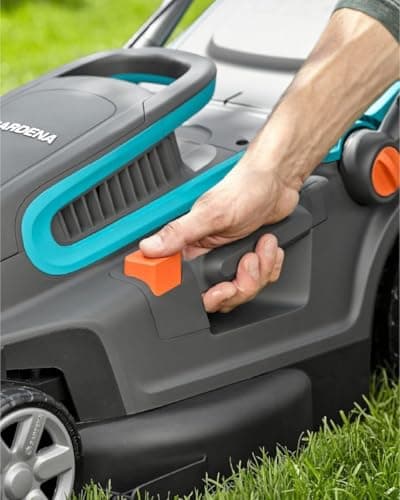 Tondeuse électrique PowerMax 1800/42 de Gardena : tondeuse à gazon jusqu'à 800 m², largeur de coupe 42 cm, capacité 45 l, hauteur de coupe 20 à 60 mm, guidon rabattable, poignée ergonomique (5042-20) - Image 7