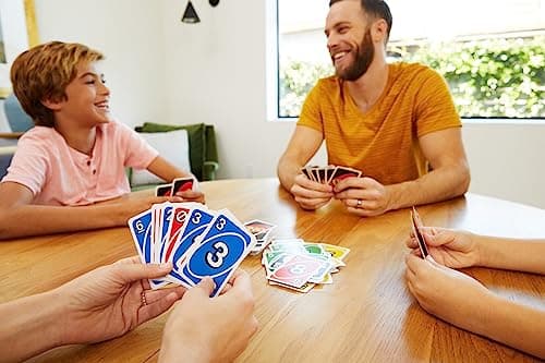 Mattel Games UNO Classique, Jeu De Cartes Familial pour Enfants Et Adultes, Jeu De Société pour Soirée Jeux en Famille Ou en Voyage, 2 À 10 Joueurs, Jouet pour Enfant de 7 Ans et Plus, W2087 - Image 4