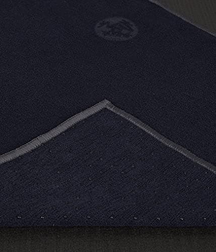 Manduka Yogitoes Serviette de Yoga pour Tapis, antidérapante et à séchage Rapide pour Le Yoga Chaud avec Fond en Caoutchouc à Pois antidérapants, Fine et légère, 40,6 x 61 cm, Minuit - Image 5