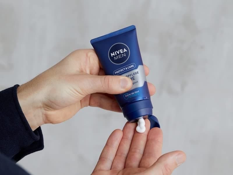NIVEA MEN Protect & Care Moisturizing Comfort Care (1 x 75 ml), Face Care Enriched with Vitamin B5 and Aloe Vera, Non-Greasy Moisturizing Cream for Men - Image 6