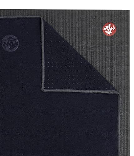 Manduka Yogitoes Serviette de Yoga pour Tapis, antidérapante et à séchage Rapide pour Le Yoga Chaud avec Fond en Caoutchouc à Pois antidérapants, Fine et légère, 40,6 x 61 cm, Minuit - Image 3