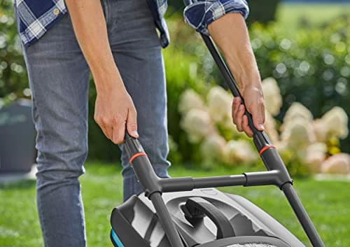 Gardena tondeuse à gazon électrique PowerMax 37/1800 G2: Tondeuse <500 m², puissance 1 800 W, largeur coupe 37 cm, volume bac 45 l, hauteur 35–65 mm, poignée ErgoTec Plus, rabattable (14637-20) - Image 4