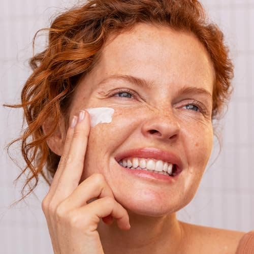 SVR - Sun Secure Fluide Photo-Age SPF50+ - Fluide solaire anti-âge invisible – Très haute protection UVA, UVB, infrarouge & lumière visible – Peaux sensibles – Niacinamide, Vitamine E – 40 ml - Image 3