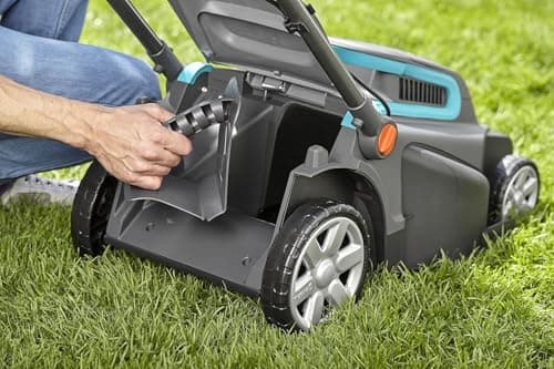 Tondeuse électrique PowerMax 1800/42 de Gardena : tondeuse à gazon jusqu'à 800 m², largeur de coupe 42 cm, capacité 45 l, hauteur de coupe 20 à 60 mm, guidon rabattable, poignée ergonomique (5042-20) - Image 9