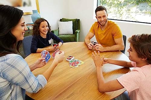 Mattel Games UNO Classique, Jeu De Cartes Familial pour Enfants Et Adultes, Jeu De Société pour Soirée Jeux en Famille Ou en Voyage, 2 À 10 Joueurs, Jouet pour Enfant de 7 Ans et Plus, W2087 - Image 5