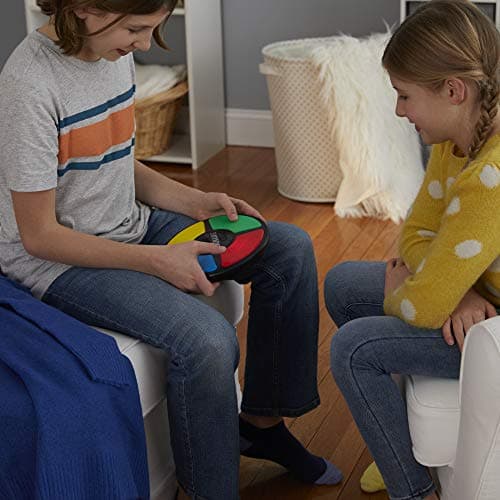 Hasbro Gaming Simon Classic Electronic Memory Game for Children and Families, 8 Years Old, with Sounds and Lights, Compact Size, Travel Games, Family and Friends - Image 7