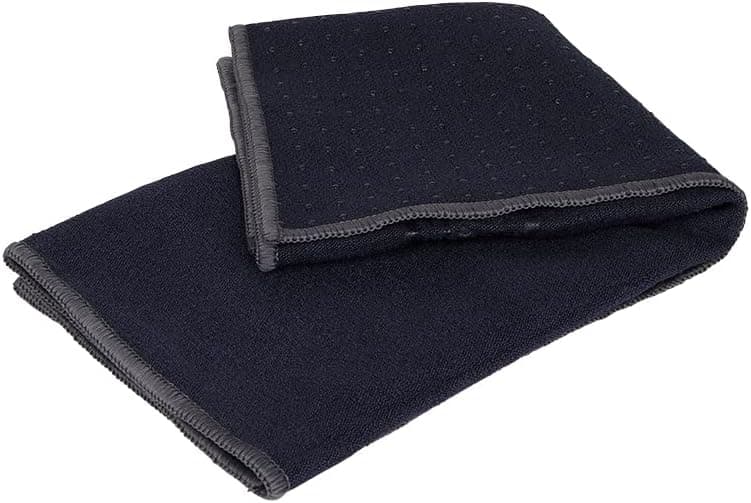 Manduka Yogitoes Serviette de Yoga pour Tapis, antidérapante et à séchage Rapide pour Le Yoga Chaud avec Fond en Caoutchouc à Pois antidérapants, Fine et légère, 40,6 x 61 cm, Minuit - Image 1