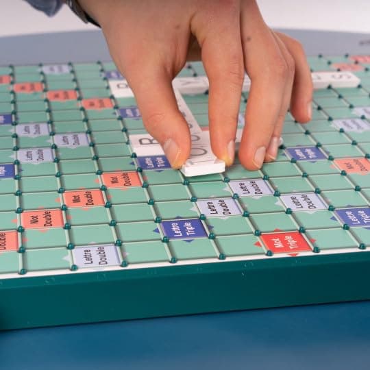 Megableu - GIANT SCRABBLE - Classic board game for adults and children from 10 years old - French version - Game with rotating tray & XXL letter wedges - Every word counts - 2 to 4 players - Image 5