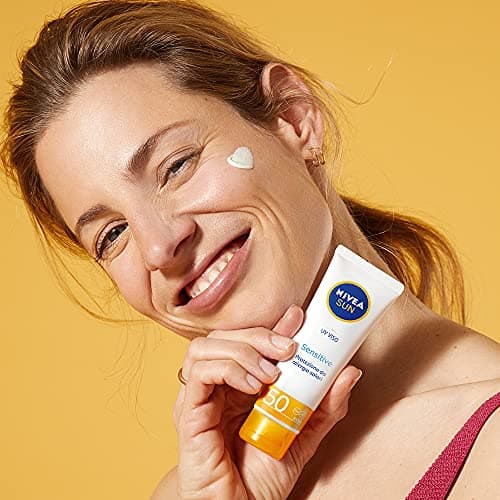 NIVEA SUN Crème UV Visage Sensitive SPF50 50 ml Crème solaire visage 50 pour peaux sensibles, Protection solaire du visage contre les allergies solaires, Crème visage SPF 50 sans parfum texture légère - Image 4