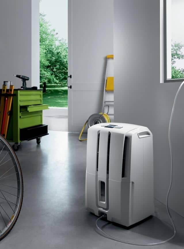 De’Longhi Tasciugo AriaDry - Déshumidificateur Portable pour la Maison, Élimination Humidité 30L/24h, Séchage, Anti-Moisissure, Pompe drainage 5m, Silencieux, Ecran LCD, Minuteur, Blanc (DD230P) - Image 3