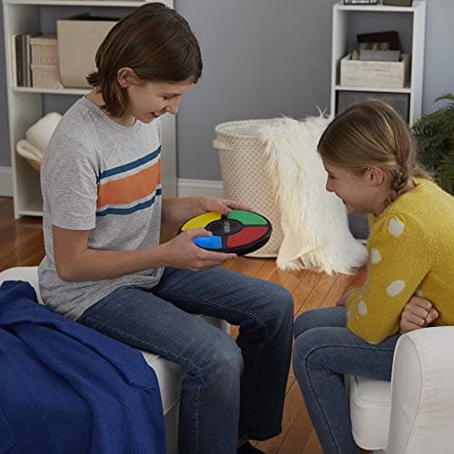 Hasbro Gaming Simon Classic Electronic Memory Game for Children and Families, 8 Years Old, with Sounds and Lights, Compact Size, Travel Games, Family and Friends - Image 6