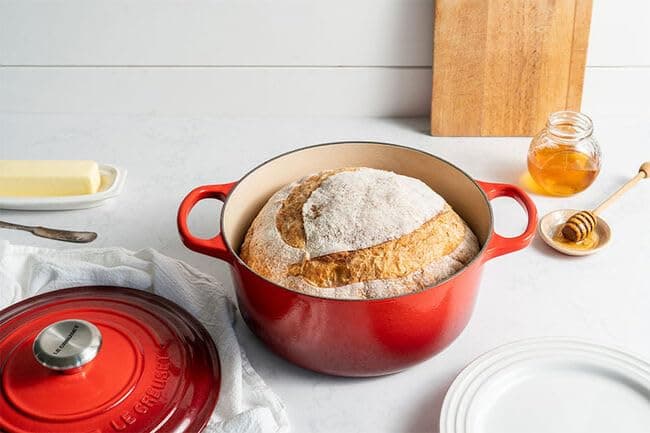 Le Creuset Signature Enamelled Cast Iron Casserole with Lid, 24 cm, Round, 4.2 L, 4.3 kg, Cherry, 21177240602430 - Image 8