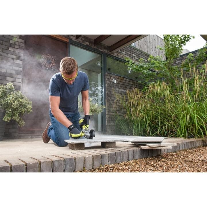RYOBI 5133003842 - Combo 2 Outils 18 Volts ONE Plus : 1 Perceuse Percussion Plus 1 Meuleuse d'angle 115 mm 2 Batteries (2 and 4Ah), Chargeur, Sac de Transport - R18PDAG-242S - Image 3