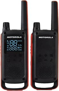 Motorola Solutions - T82 - Talkabout Walkie Talkie, Pack de 2 unités, Couleur Noir et Orange, Synchronisation Facile, 16 canaux + 121 Codes de confidentialité, Lampe de Poche LED, Alerte de Vibration