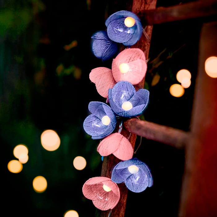 Guirlande solaire décorative extérieur fleurs en coton rose et bleu - Image 1