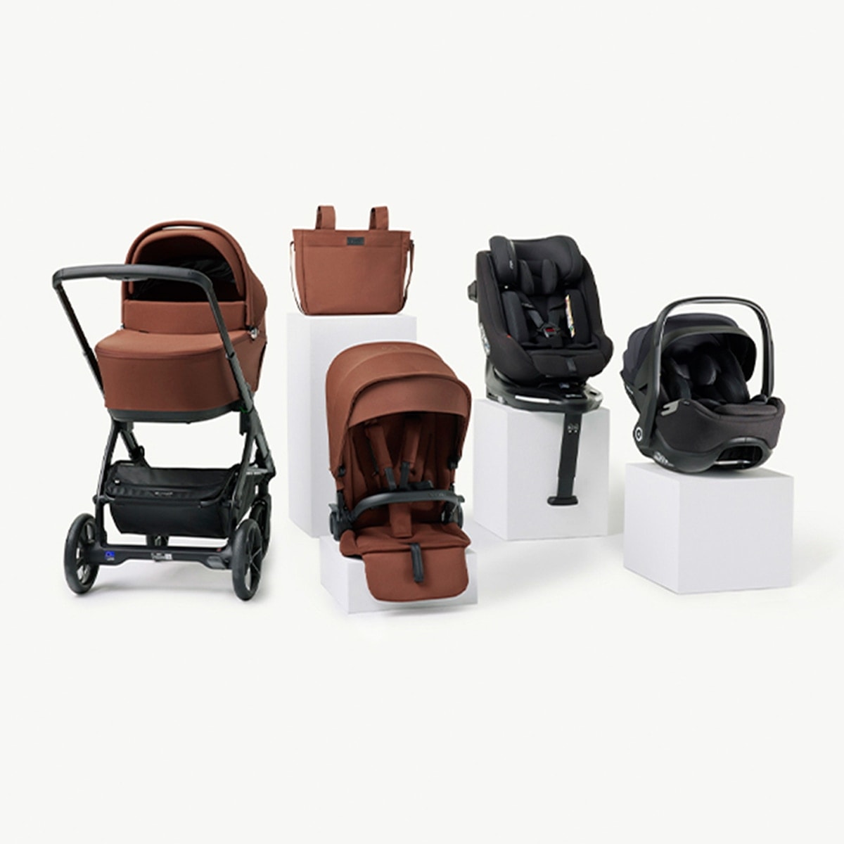 Jané - Pack Jané carrito Keep con 2 sillas de coche y accesorios marrón y negro. - Image 1