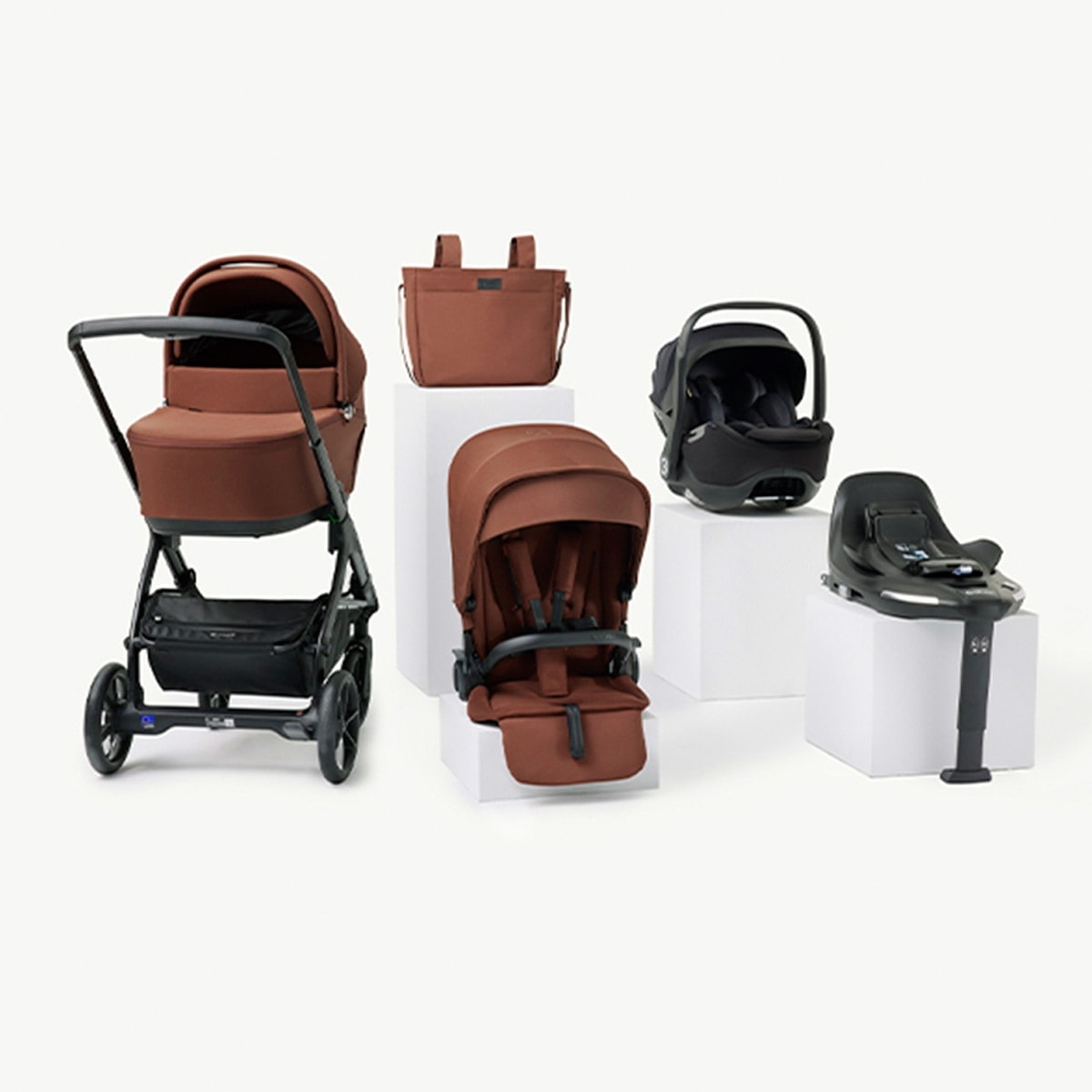 Jané - Pack Jané carrito Keep con silla de coche y accesorios marrón y negro. - Image 1