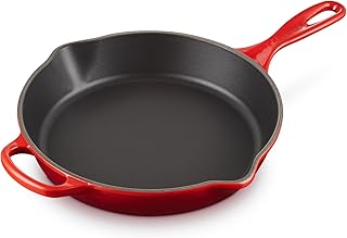 Le Creuset Skillet profond en fonte émaillée Signature avec poignée d'assistance et deux becs verseurs, 26 cm, 2 litres, Cerise, 20187260600422 - Image 1