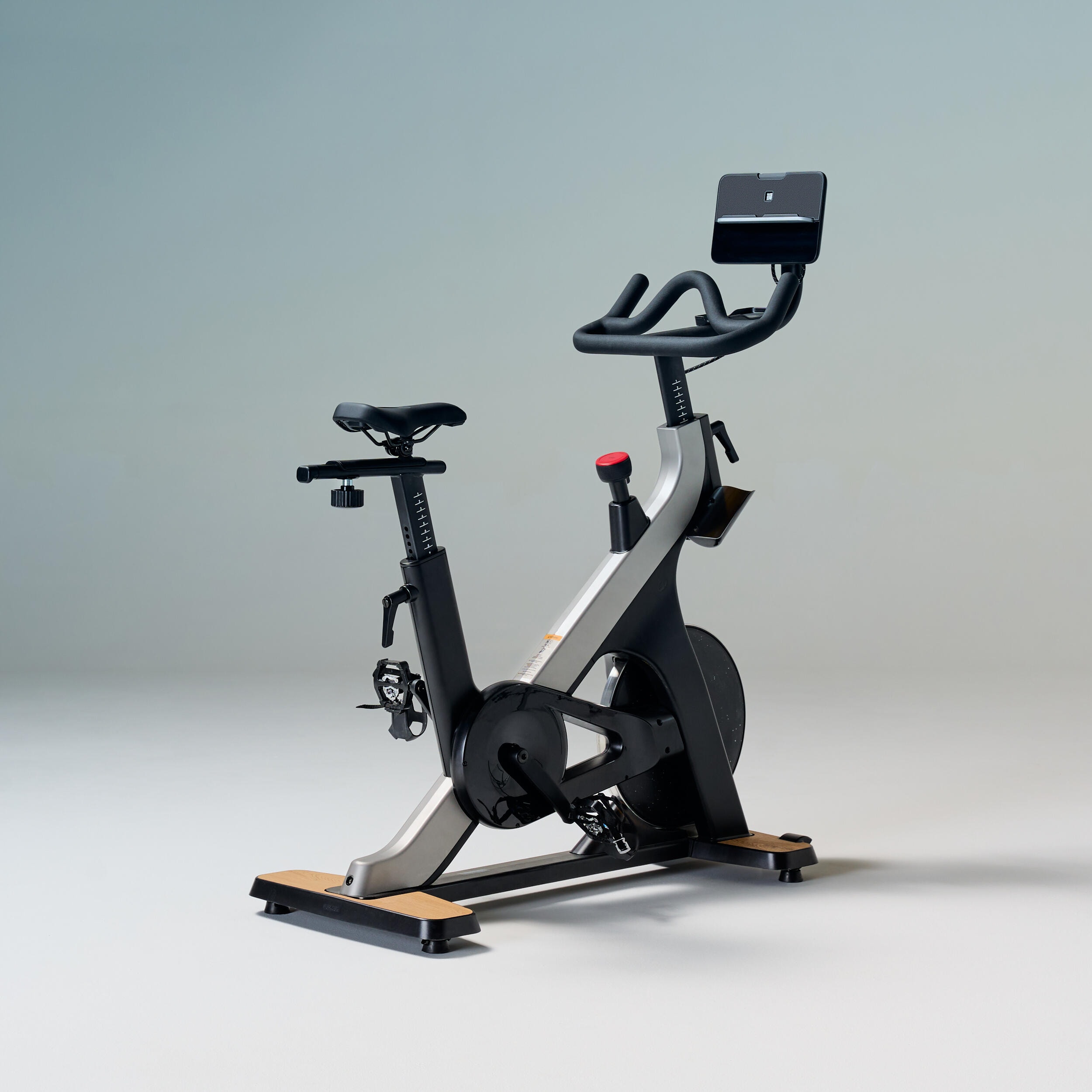 Vélo d'appartement connecté, training bike 900, garanti par Decathlon - Image 1