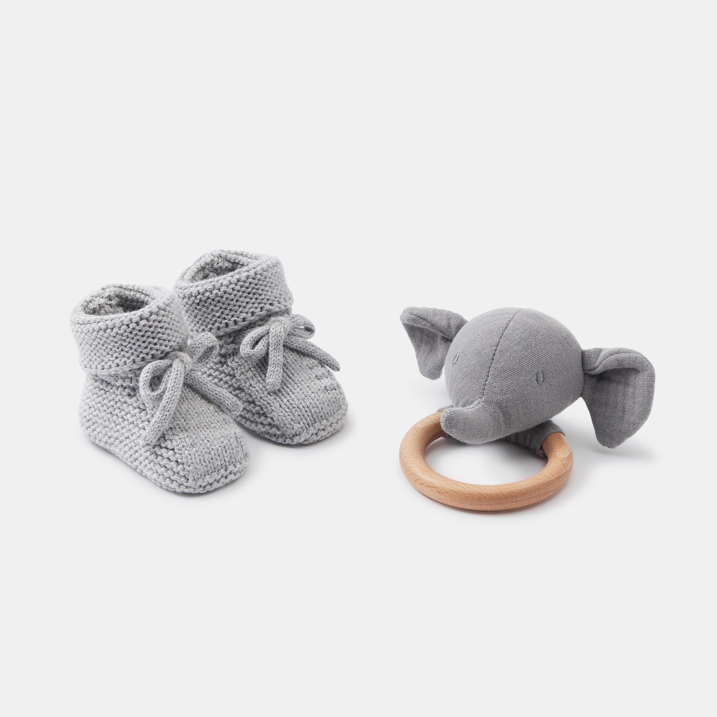 Cotton Juice Baby Home - Pack Regalo patucos y sonajero recién nacido Cotton Juice Baby Home. - Image 1