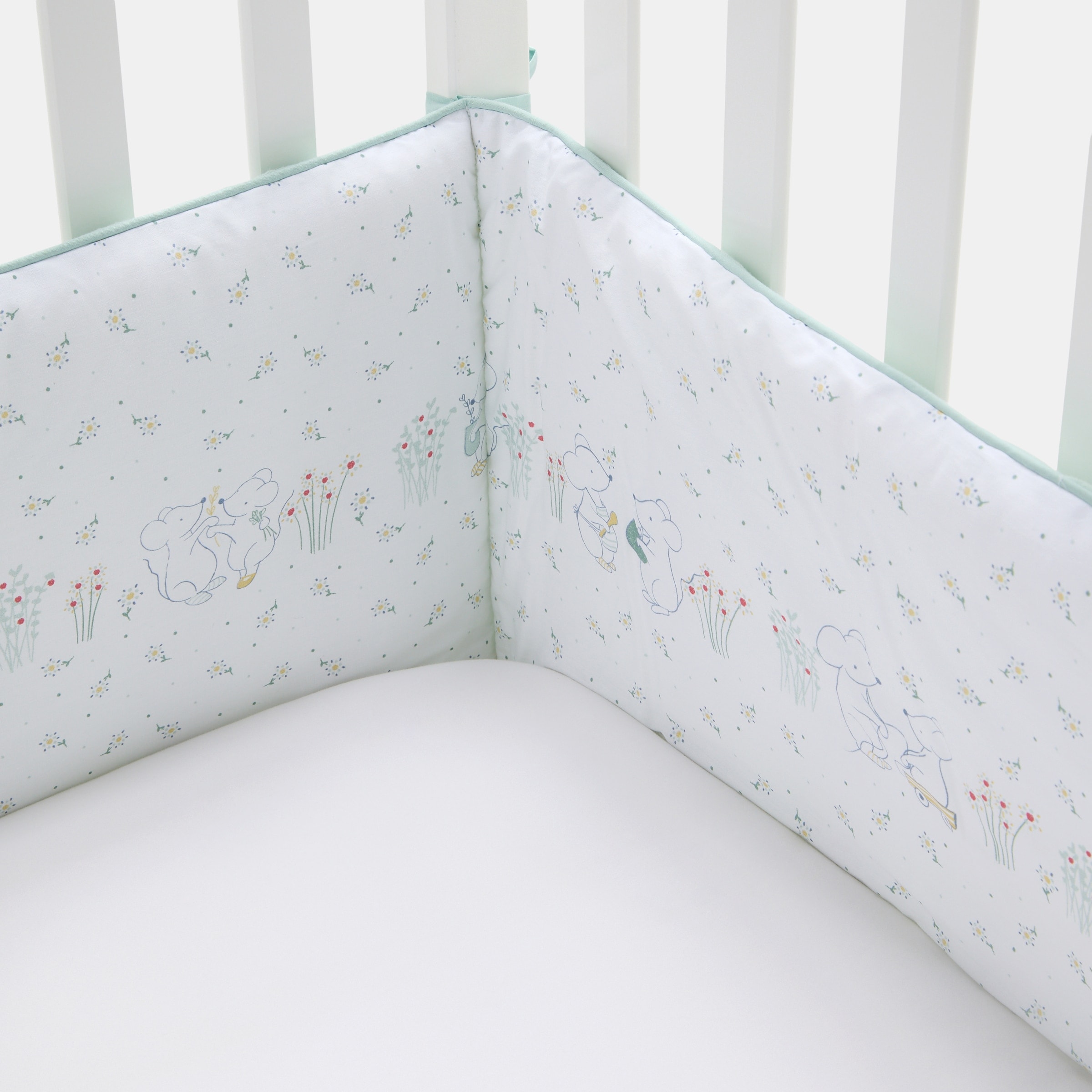 Cotton Juice Baby Home - Bumper reversible Cotton Juice Baby Home colección Sésamo, 30*180 cm para cuna, ratoncitos jardineros. - Image 1
