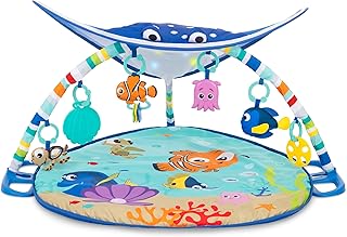 Bright Starts, Disney Baby, Tapis d’Eveil le Monde de Némo Mr. Ray Ocean Lights, Lumières et Plus de 20 minutes de Mélodies, Marionnette à Doigts Dory et Autres jouets - Image 1