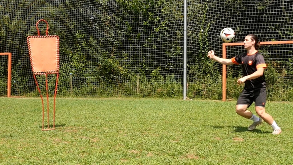 Cómo Hacer un Control Aéreo en Fútbol: Técnica y Diferentes superficies - Image 1